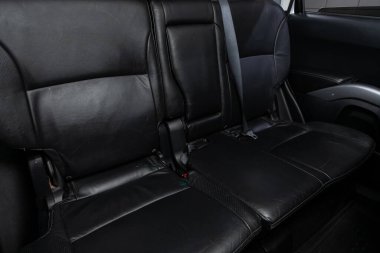 Novosibirsk / Rusya 23 Haziran 2020: Citroen C-Crosser, Comfort vagonu içeride. Arabanın içi temiz: siyah arka koltuklar, başlıklar ve kemer. 