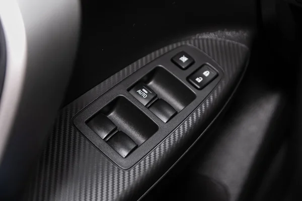 Novosibirsk Russia 2020年6月10日 三菱エクリプス 新しい現代の車のドアコントロールパネルの閉鎖 窓コントロールパネル ドアロックボタン ミラーコントロールで腕を休める — ストック写真