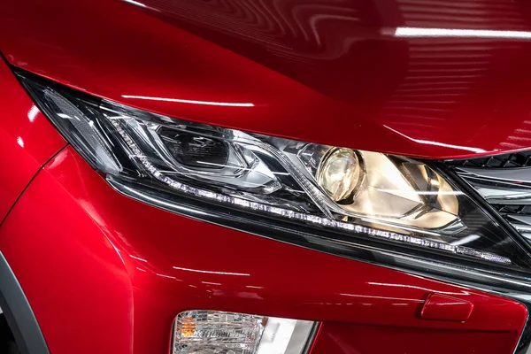 Novosibirsk / Rusya 10 Haziran 2020: Mitsubishi Eclipse, yeni kırmızı arabanın Detaylı ışığı. Dış detay  
