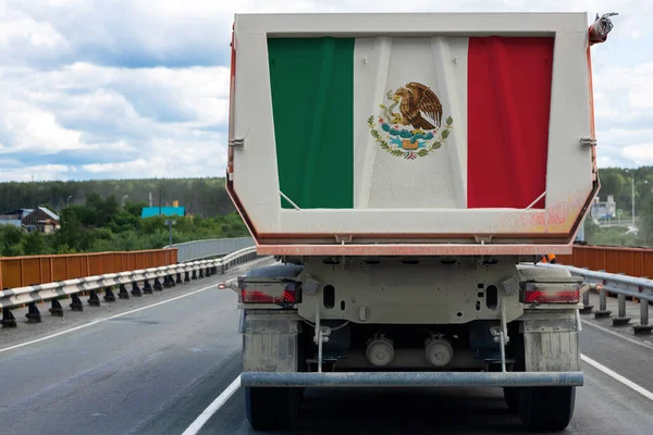 Velký Špinavý Kamion Národní Vlajkou Mexika Pohybující Dálnici Pozadí Vesnice — Stock fotografie
