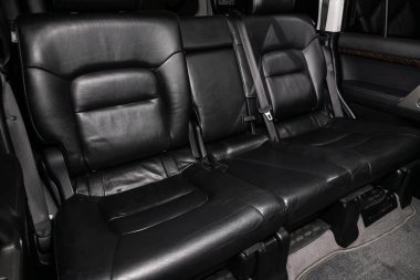 Novosibirsk / Rusya Nisan 02 2020: Toyota Land Cruiser 200, konfor arabası içeride. Arabanın içi temiz: siyah arka koltuklar, başlıklar ve kemer. 