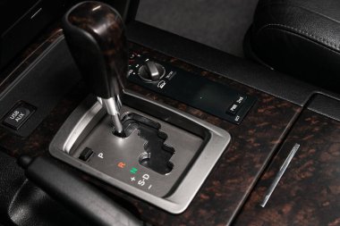 Novosibirsk / Rusya Nisan 02 2020: Toyota Land Cruiser 200, manuel şanzıman şanzıman kolunu kapatın. Hızlandırıcı sapı ve yeni bir arabanın düğmeleri.  