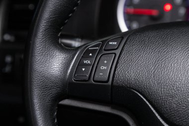Novosibirsk / Rusya 11 Nisan 2020: Honda CR-V, kontrol düğmeli araba direksiyonu, müzik sesi kontrolü ve şarkı değiştirme
