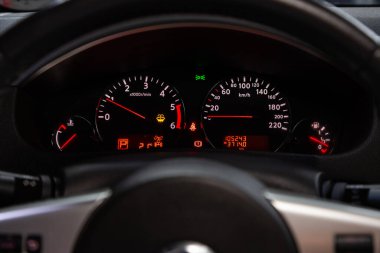 Novosibirsk / Rusya 10 Haziran 2020: Nissan Pathfinder, Kilometre, kilometre sayacı, takometre, yakıt seviyesi ile Araç Araç Otomobili panelini kapat 