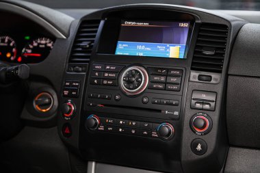 Novosibirsk / Rusya 10 Haziran 2020: Nissan Pathfinder, torpido gözüne yakın çekim, havalandırmanın ayarlanması, klima, oyuncu. modern araba iç mimarisi 