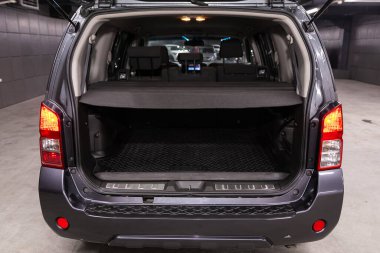 Novosibirsk / Rusya 10 Haziran 2020: Nissan Pathfinder, park alanında boş siyah bir sandık