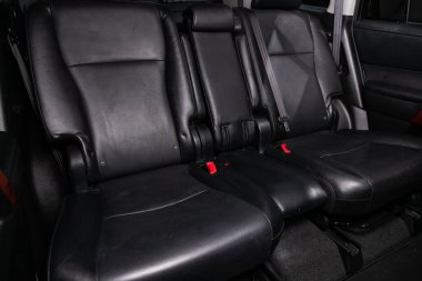 Novosibirsk / Rusya 10 Haziran 2020: Toyota Highlander, Comfort car in inside. Arabanın içi temiz: siyah arka koltuklar, başlıklar ve kemer. 