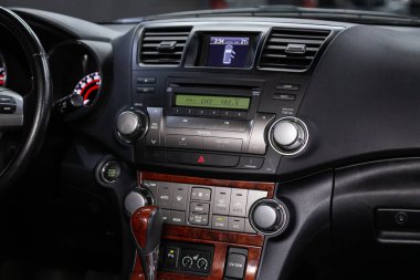 Novosibirsk / Rusya 10 Haziran 2020: Toyota Highlander, torpido gözüne yakın çekim, havalandırmanın ayarlanması, klima, oyuncu. modern araba iç mimarisi 