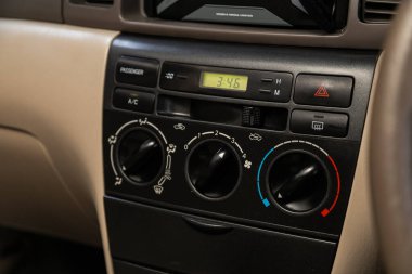 Novosibirsk / Rusya 23 Haziran 2020: Toyota Corolla, klima düğmeleri ile klima kontrol görüşüne sahip Alet Otomobil Panelini kapat - modern otomobilin detayları ve kontrolleri. 