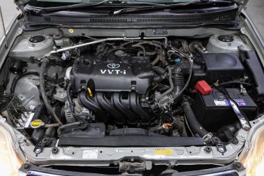 Novosibirsk / Rusya 23 Haziran 2020: Toyota Corolla, Bir otomobil motorunun ayrıntılarını kapat 