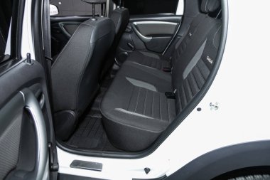 Novosibirsk / Rusya 23 Haziran 2020: Renault Duster, rahat araba içeride. Arabanın içi temiz: siyah arka koltuklar, başlıklar ve kemer. 
