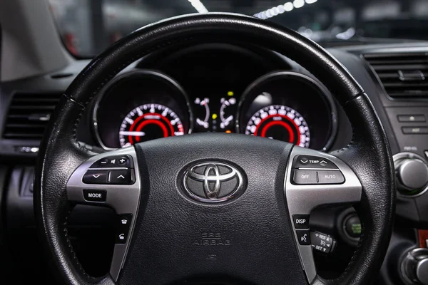 2020年6月10日 丰田高地 新款时尚轿车沙龙 方向盘 带速度计的仪表盘 仪表盘等设置按钮 — 图库照片