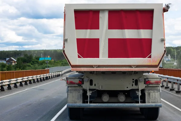 Gran Camión Con Bandera Nacional Dinamarca Moviéndose Carretera Fondo Del — Foto de Stock