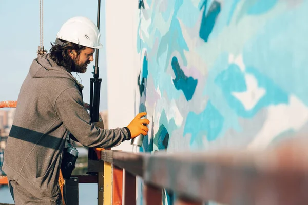 Graffiti Καλλιτέχνης Ζωγραφίζει Ένα Λευκό Τοίχο Μεγάλο Υψόμετρο Κύματα Επιτρεπόμενο — Φωτογραφία Αρχείου