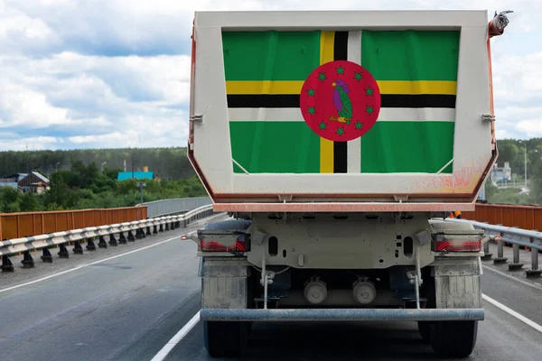 Gran Camión Con Bandera Nacional Dominica Moviéndose Por Carretera Fondo — Foto de Stock