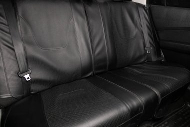 Novosibirsk / Rusya 11 Nisan 2020 Mazda 6, yardım aracı içeride. Arabanın içi temiz: siyah arka koltuklar, başlıklar ve kemer. 