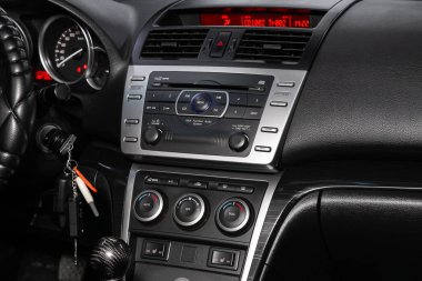 Novosibirsk / Rusya 11 Nisan 2020: Mazda 6, merkezi kontrol paneline yakın çekim, müzik ve radyo ile izleme, havalandırmanın ayarlanması, klima, oyuncu. modern araba iç mimarisi