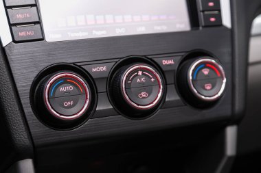 Novosibirsk / Rusya 10 Haziran 2020: Subaru Forester, klimayı kapatın. Arabanın içindeki hava akışı. Arabanın içerisi ayrıntı  