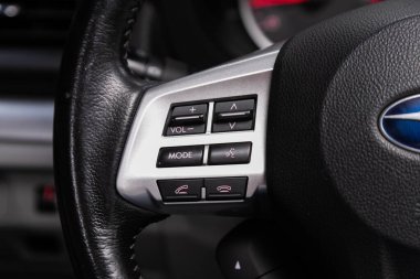 Novosibirsk / Rusya 10 Haziran 2020: Subaru Forester, kontrol düğmeleri, müzik sesi kontrolü ve şarkı değiştirme ile araba direksiyonu