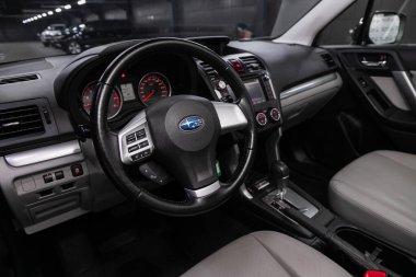 Novosibirsk / Rusya 10 Haziran 2020: Subaru Forester, yeni stil bir araba, direksiyon, hız göstergesi, takometre ve diğer ayarlama düğmeleri olan gösterge paneli 