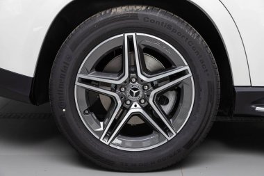 Novosibirsk / Rusya 28 Nisan 2020: Mercedes-Benz GLE sınıfı, Araç tekeri beyaz arabada - yakın çekim 