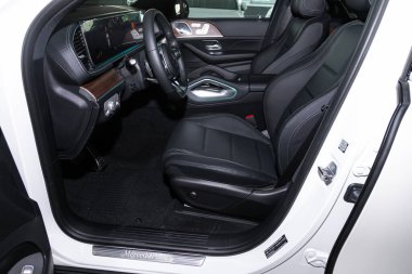 Novosibirsk / Rusya 28 Nisan 2020: Mercedes-Benz GLE-class, Prestige araba içi gösterge paneli, direksiyon simidi, hız göstergesi ve takometresi ile. Siyah deri iç döşeme 