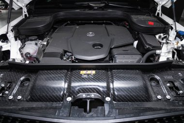 Novosibirsk / Rusya 28 Nisan 2020: Mercedes-Benz GLE sınıfı, Bir otomobil motorunun ayrıntılarını kapat 
