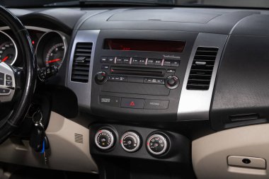 Novosibirsk / Rusya 28 Nisan 2020: Mitsubishi Outlander XL, merkezi kontrol paneline yakın çekim, müzik ve radyoyla izleme, havalandırma, klima, oyuncu. modern araba iç mimarisi