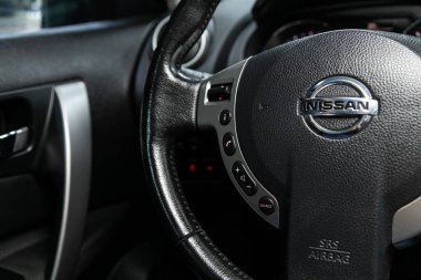 Novosibirsk / Rusya 23 Haziran 2020: Nissan Quashqai, kontrol düğmeleri, müzik sesi kontrolü ve şarkı değiştirme ile araba direksiyonu