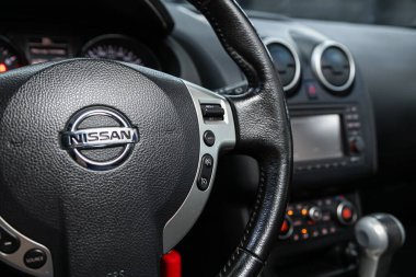 Novosibirsk / Rusya 23 Haziran 2020: Nissan Quashqai, kontrol düğmeleri, müzik sesi kontrolü ve şarkı değiştirme ile araba direksiyonu