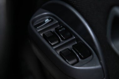 Novosibirsk / Rusya 30 Haziran 2020: Terios Kid, modern otomobilin iç mimarisi. Yan kapı düğmeleri: pencere, ayna ayarlama düğmeleri, kapı kilidi. Araba içeride. 