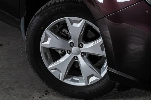 2020年6月10日 Subaru Forester 黑色汽车车轮关闭 — 图库照片