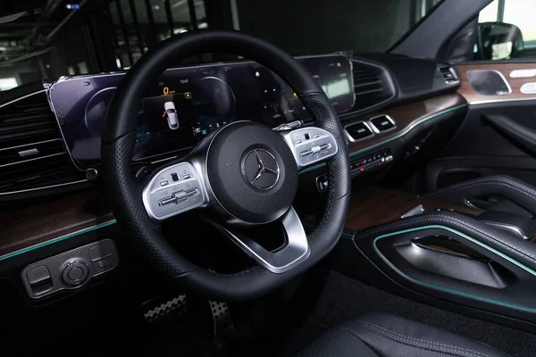 2020年4月28日 梅赛德斯 奔驰Gle级轿车 新型轿车沙龙 方向盘 带速度计的仪表盘 仪表盘和其他设置按钮 — 图库照片