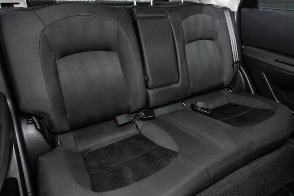 Новосибирск / Россия 23 июня 2020: Nissan Quashqai, комфортный автомобиль внутри. Чистый интерьер автомобиля: черные задние сиденья, подголовники и пояс
 