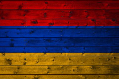 Ermenistan 'ın ulusal bayrağı çivilenmiş tahtalardan oluşan bir kampa çizildi. Ülkenin sembolü..