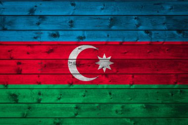 Azerbaycan 'ın ulusal bayrağı çiviyle çivilenmiş tahtalardan oluşan bir kampa resmedildi. Ülkenin sembolü..