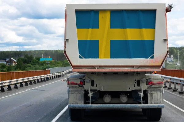 Großer Lkw Mit Der Schwedischen Nationalflagge Auf Der Autobahn Vor — Stockfoto
