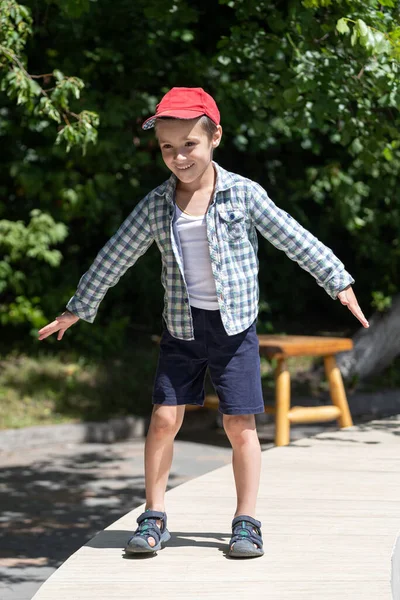 Kleine Vrolijke Jongen Zomershorts Een Shirt Speelt Toont Het Vliegtuig — Stockfoto