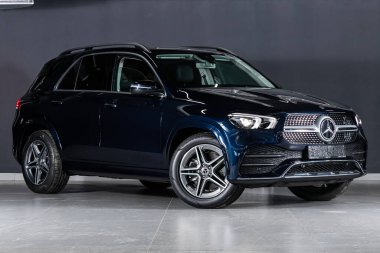 Novosibirsk / Rusya 21 Nisan 2020: mavi Mercedes Benz GLE sınıfı, orta sınıf lüks SUV, ön manzara. Otomatik otoparkta yeni pahalı modern geçiş. 