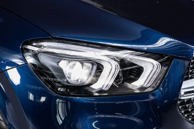 Novosibirsk / Rusya 21 Nisan 2020: Mercedes Benz GLE sınıfı, mavi araba farları. Dış görev ayrıntıları. Modern LED farlardan birinin detaylarını kapat. 