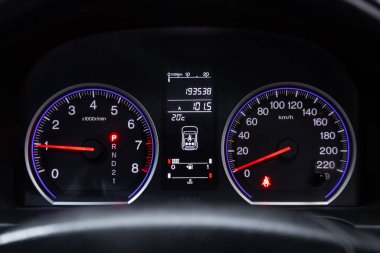 Novosibirsk / Rusya 22 Nisan 2020: Honda CR-V, gösterge paneli görünür hız göstergesi ve yakıt seviyesi ile yakın çekim. Kilometre, taktik ölçer. Araba temizleme 