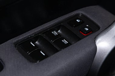 Novosibirsk / Rusya 22 Nisan 2020: Honda CR-V, yeni modern bir arabanın kapı kontrol panelini kapatın. Pencere kontrol paneli, kapı kilidi düğmesi ve ayna kontrollü kol dinlenmesi.. 