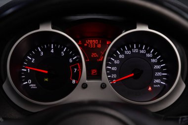 Novosibirsk / Rusya 10 Haziran 2020: Nissan Juke, gösterge paneli görünür hız göstergesi ve yakıt seviyesiyle yakın plan. Kilometre, taktik ölçer. Araba temizleme 