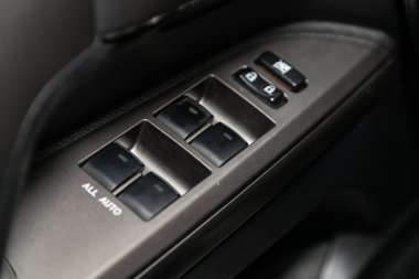 Novosibirsk / Rusya 15 Haziran 2020: Toyota Land Cruiser 200, yeni modern bir arabanın kapı kontrol panelini kapatın. Pencere kontrol paneli, kapı kilidi düğmesi ve ayna kontrollü kol dinlenmesi.. 