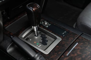 Novosibirsk / Rusya 15 Haziran 2020: Toyota Land Cruiser 200, Vites değişimi. Arabanın otomatik vites kutusu, arabanın içi.