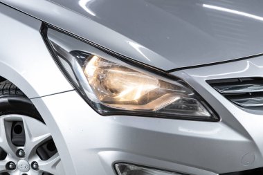Novosibirsk / Rusya 23 Haziran 2020: Hyundai Solaris, gümüş araba farları. Dış görev ayrıntıları. Modern LED farlardan birinin detaylarını kapat. 