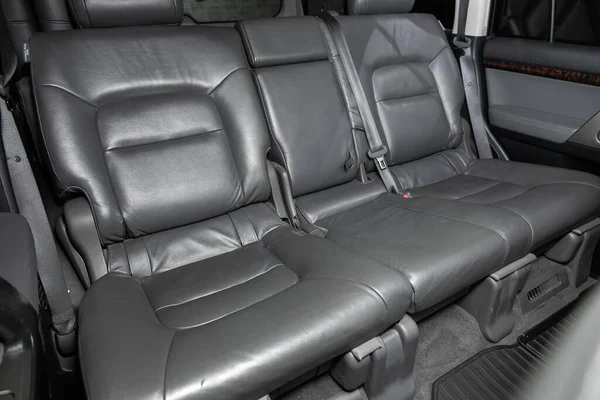 2020年6月15日 丰田Land Cruiser 200 皮革室内设计 轿车乘客和司机座椅 安全带 — 图库照片
