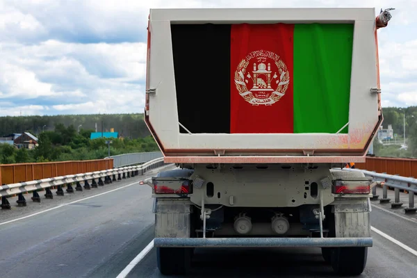 Grote Vrachtwagen Met Nationale Vlag Van Afghanistan Snelweg Tegen Achtergrond — Stockfoto