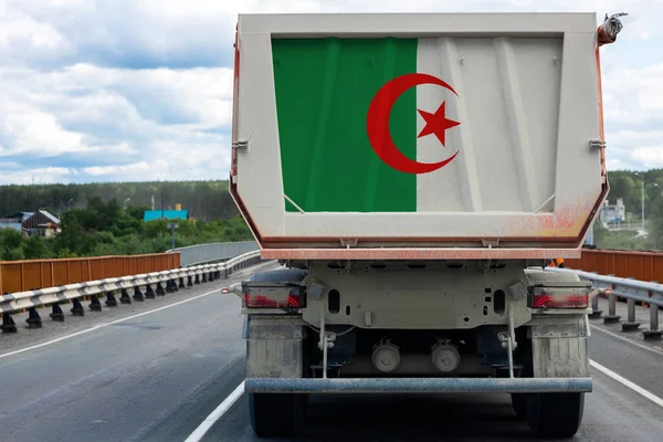 Caminhão Grande Com Bandeira Nacional Argélia Movendo Estrada Contra Fundo — Fotografia de Stock