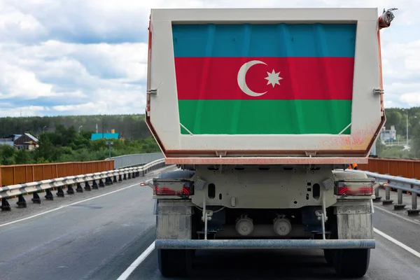 Caminhão Grande Com Bandeira Nacional Azerbaijão Movendo Estrada Contra Fundo — Fotografia de Stock